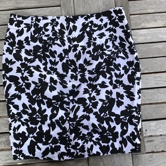 Super Vibrant Black & White Ann Taylor Loft Floral Pencil Skirt Size 10P - Picture 3 of 9